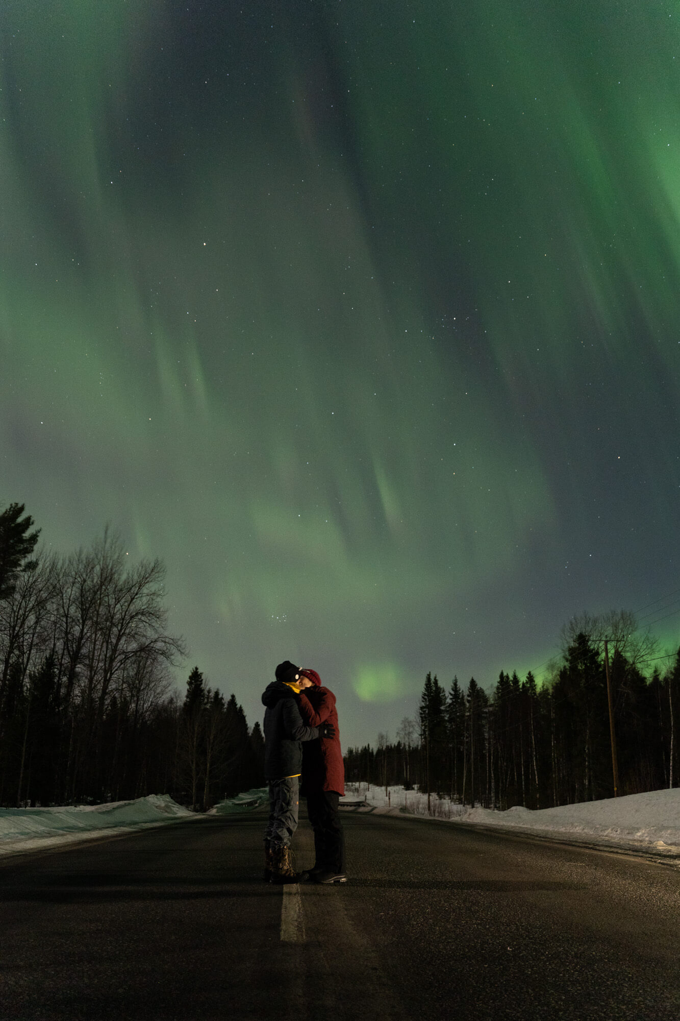 Kiss uder northern lights.